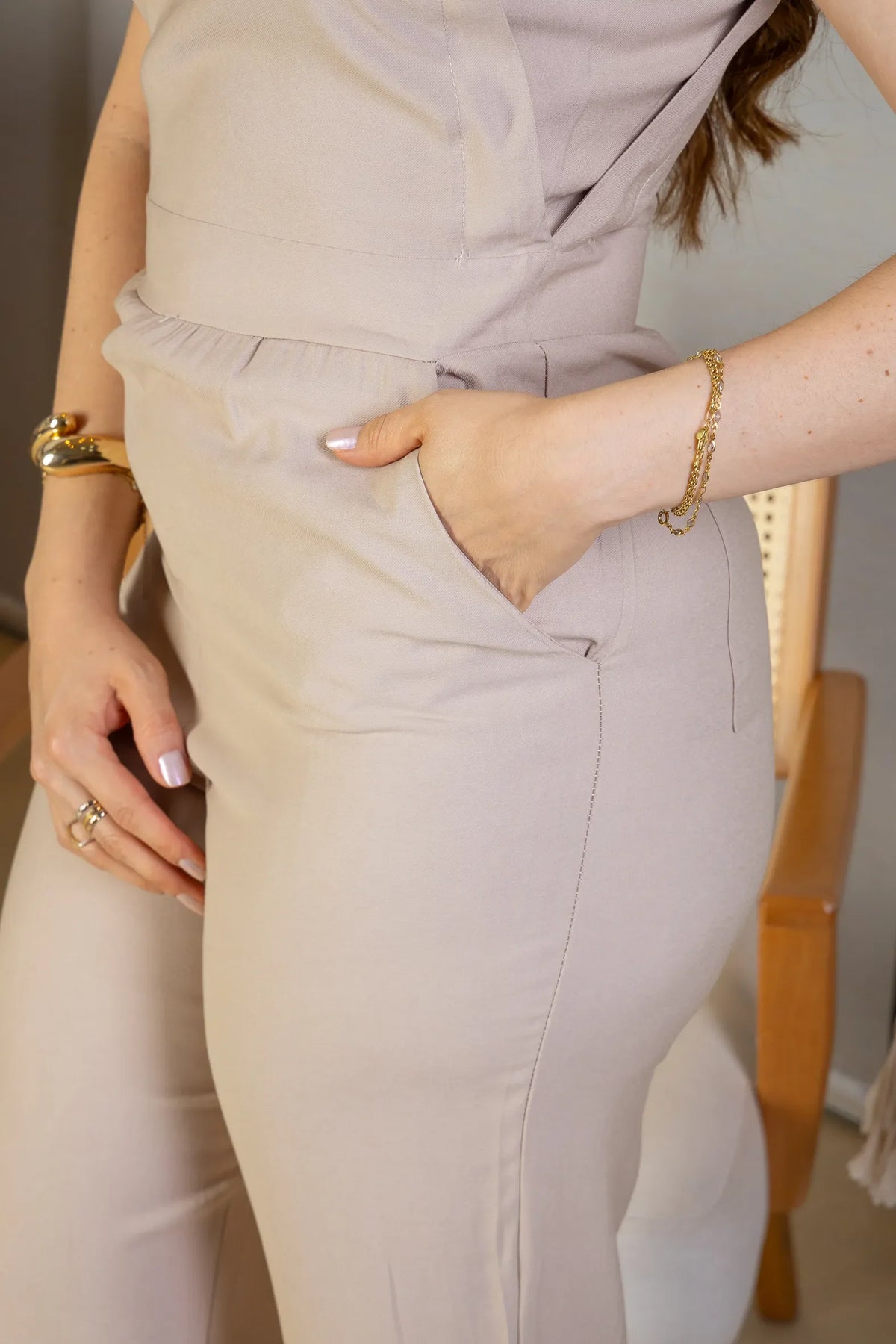 Macacão Alfaiataria Detalhe Bolso Juliana Paes Bege