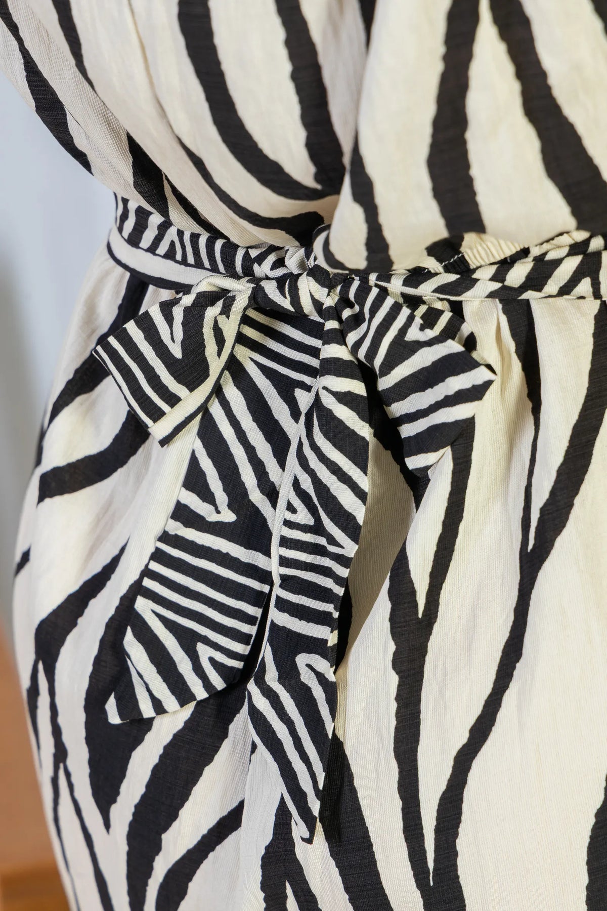 Macacão Regata Decote "V" Visco Rústico Emily Estampado Preto