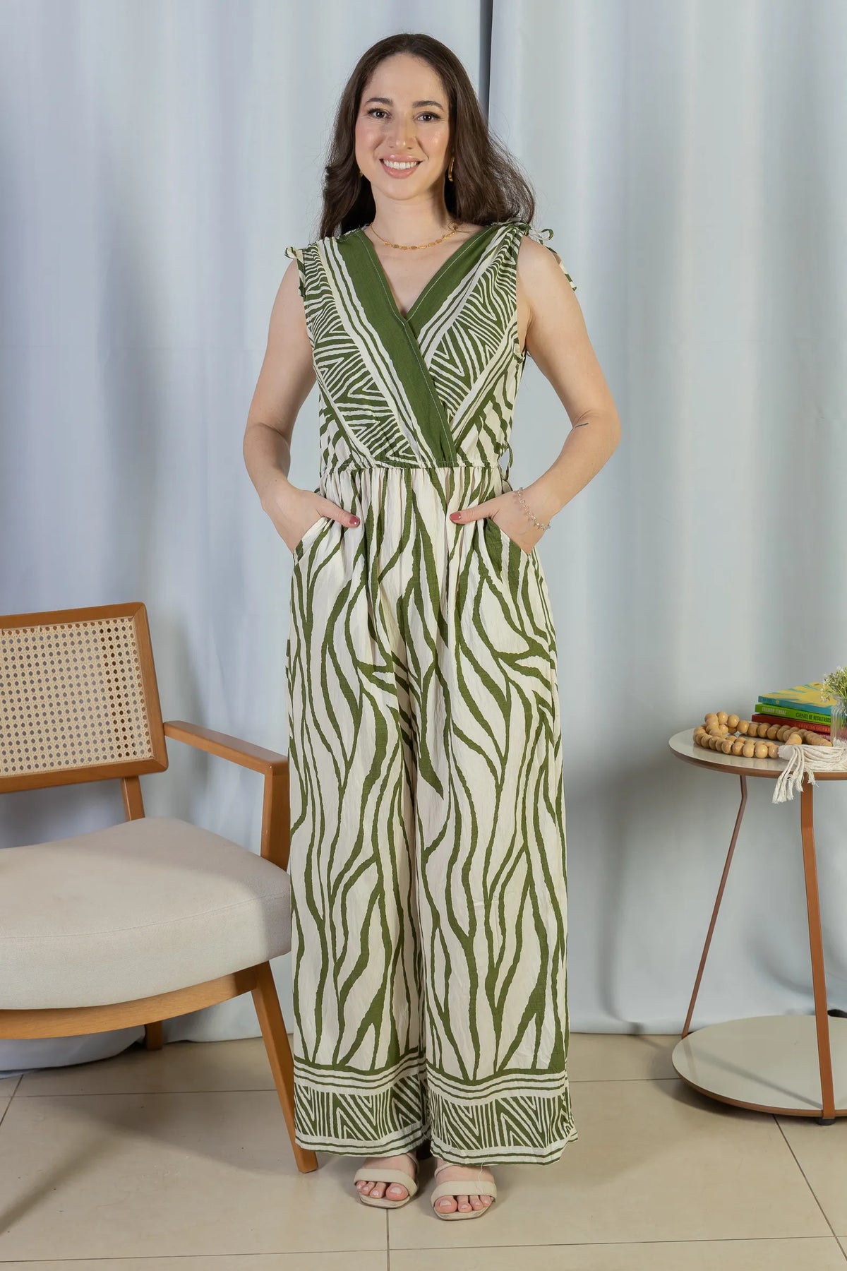 Macacão Regata Decote "V" Visco Rústico Emily Estampado Verde