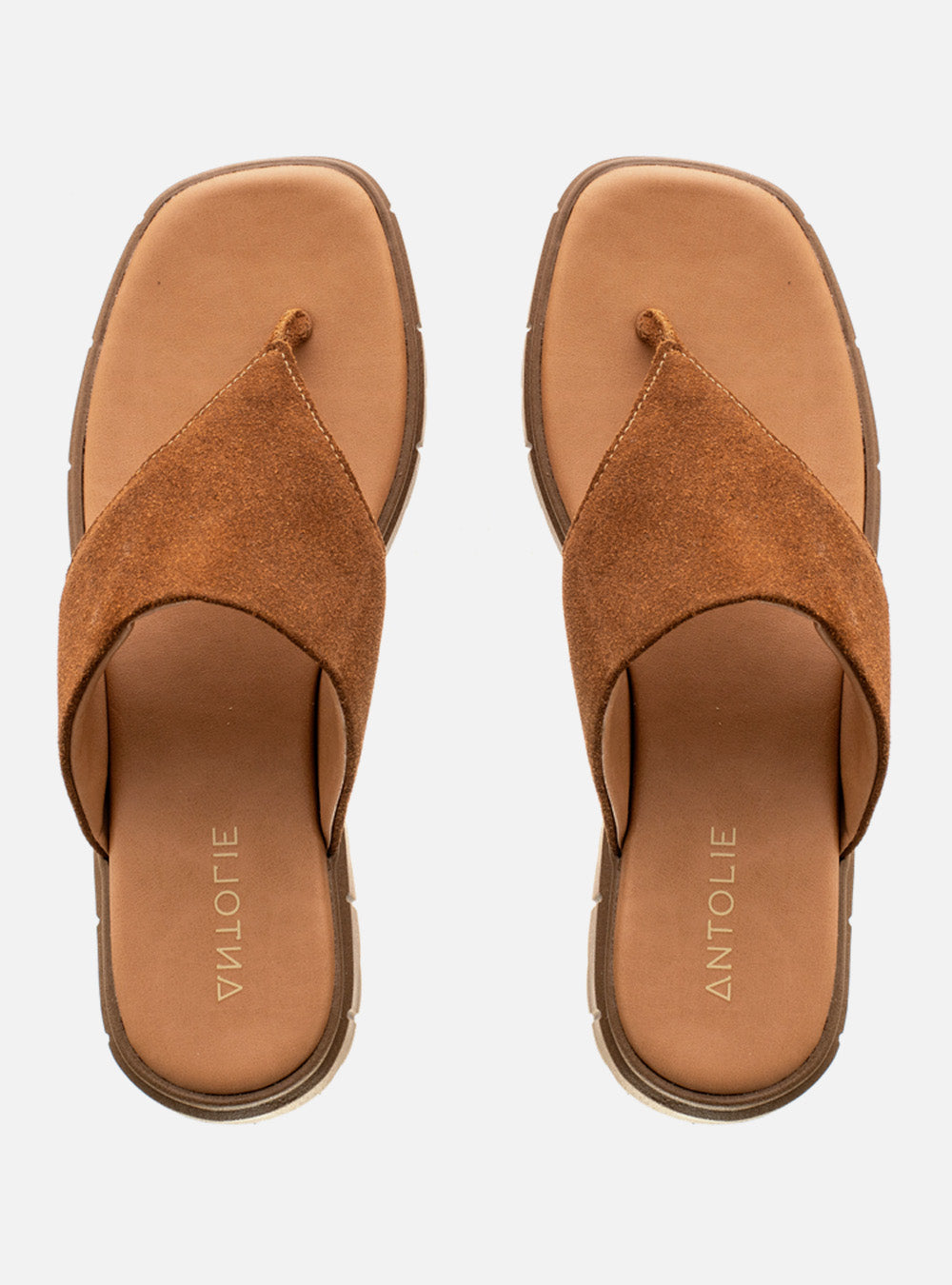 Rasteira em Couro Flat Gabi Camurça Caramelo