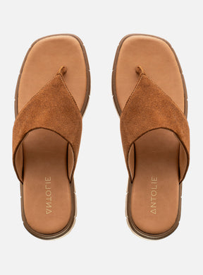 Rasteira em Couro Flat Gabi Camurça Caramelo