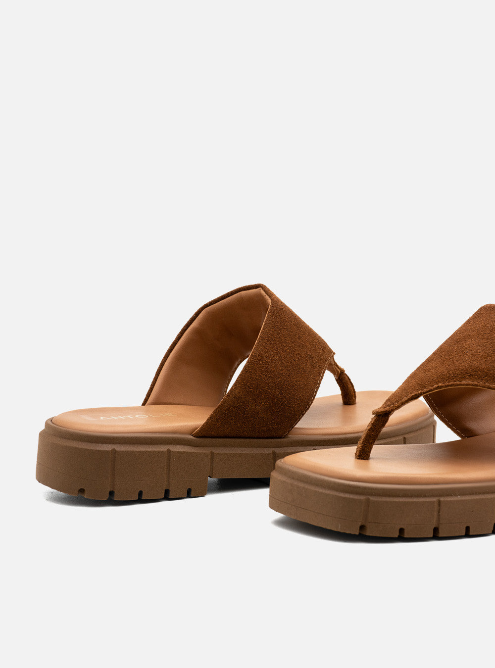 Rasteira em Couro Flat Gabi Camurça Caramelo