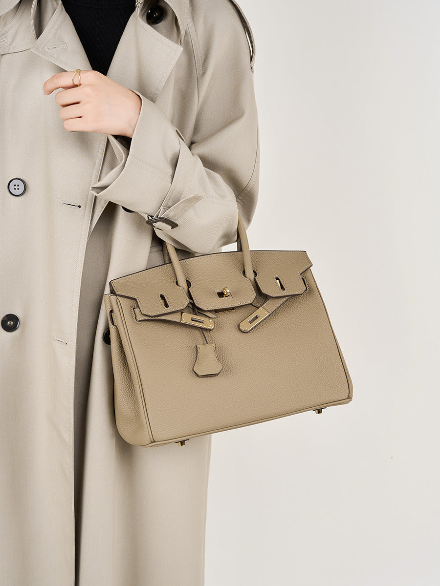 Bolsa Classic Média Couro Legítimo Barcelona Ferragem Dourada