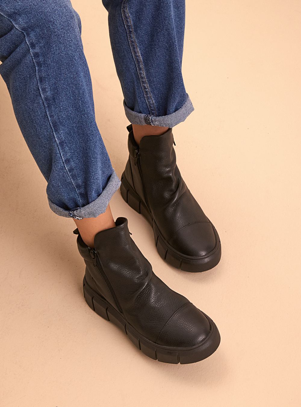 Tênis em Couro Cano Alto Jade Preto