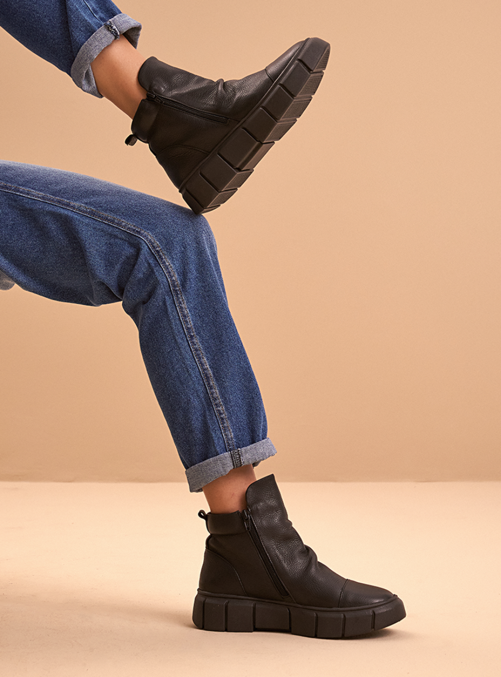 Tênis em Couro Cano Alto Jade Preto