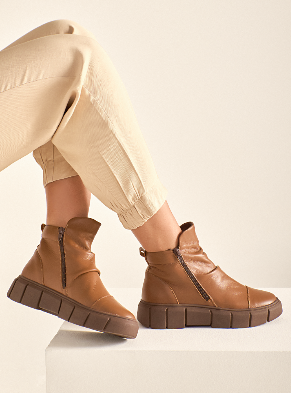 Tênis em Couro Cano Alto Jade Caramelo