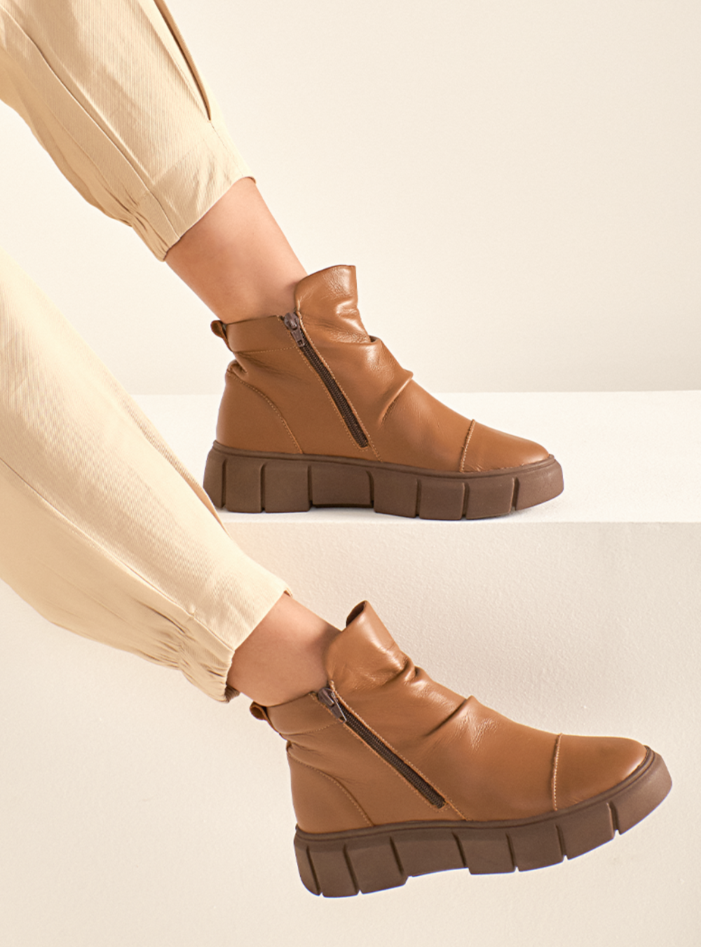 Tênis em Couro Cano Alto Jade Caramelo