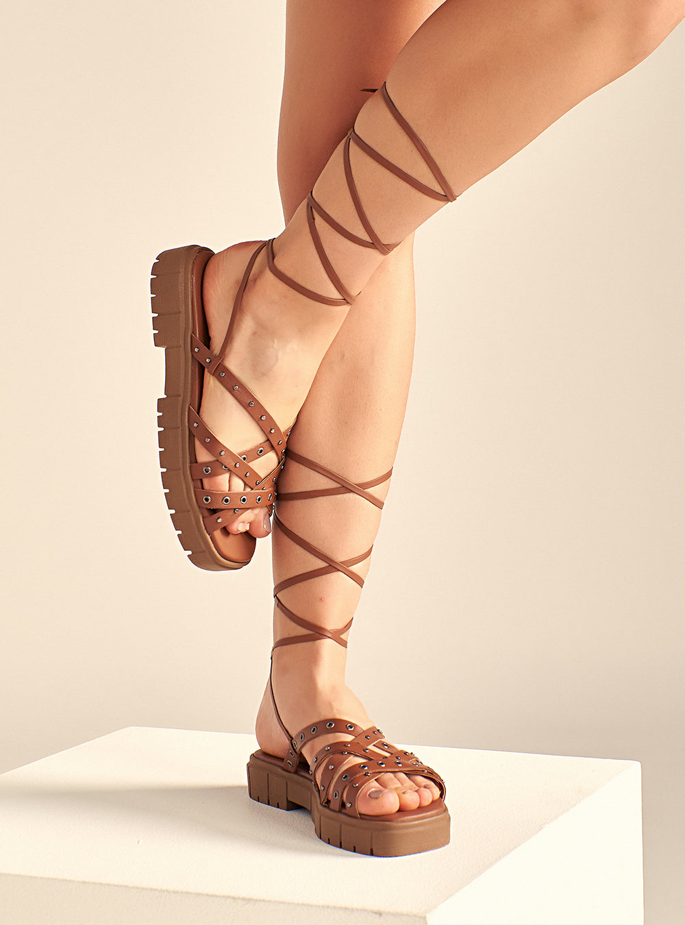 Sandália em Couro Flat Amarração Gabi Marrom