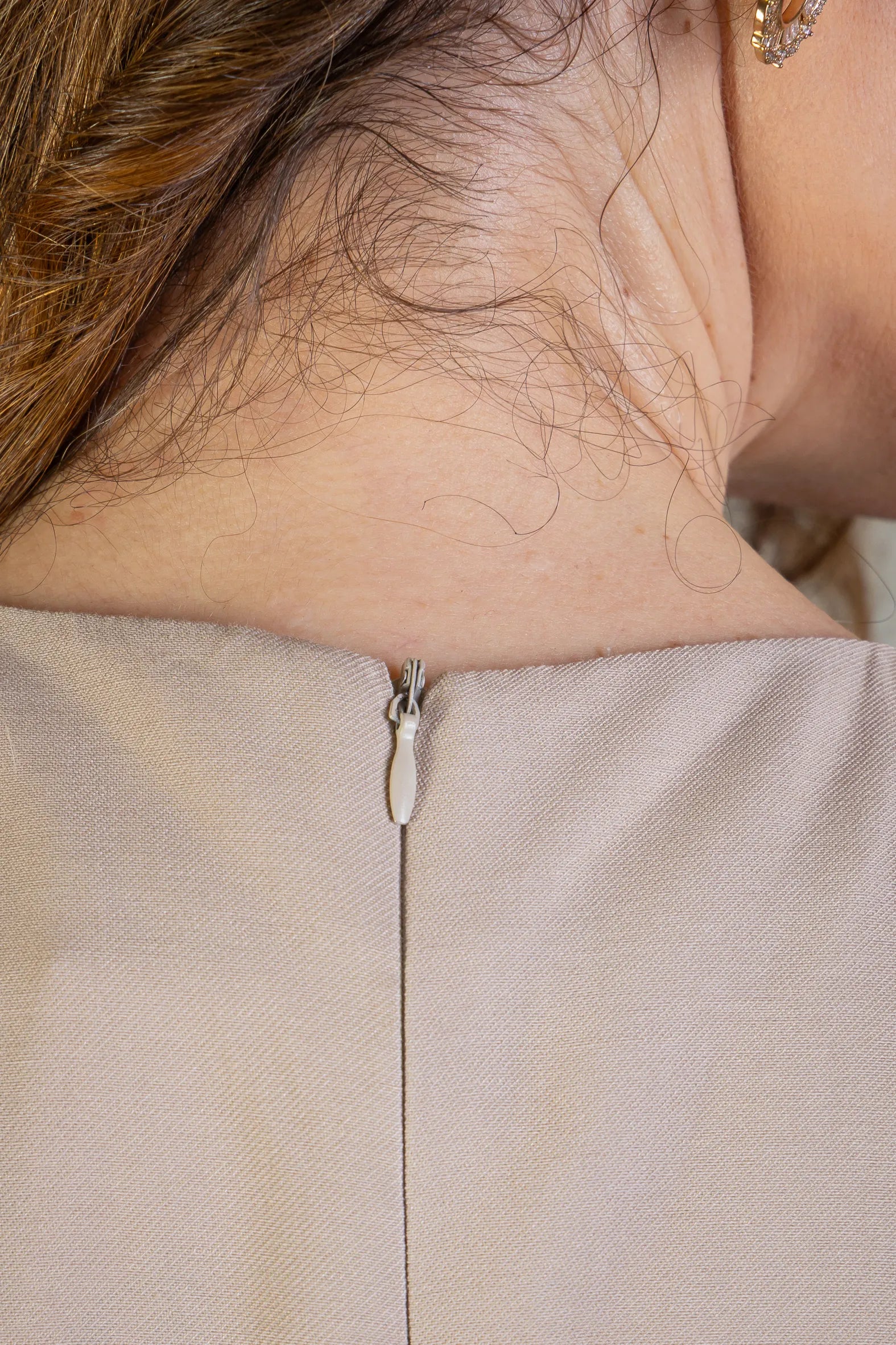 Macacão Alfaiataria Detalhe Bolso Juliana Paes Bege