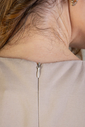 Macacão Alfaiataria Detalhe Bolso Juliana Paes Bege