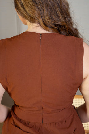 Macacão Alfaiataria Detalhe Bolso Juliana Paes Marrom