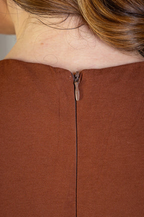 Macacão Alfaiataria Detalhe Bolso Juliana Paes Marrom