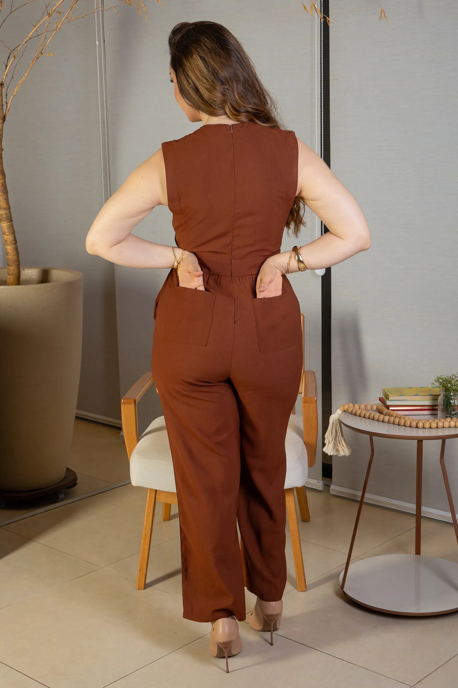 Macacão Alfaiataria Detalhe Bolso Juliana Paes Marrom