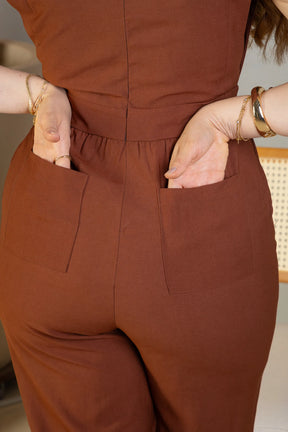 Macacão Alfaiataria Detalhe Bolso Juliana Paes Marrom