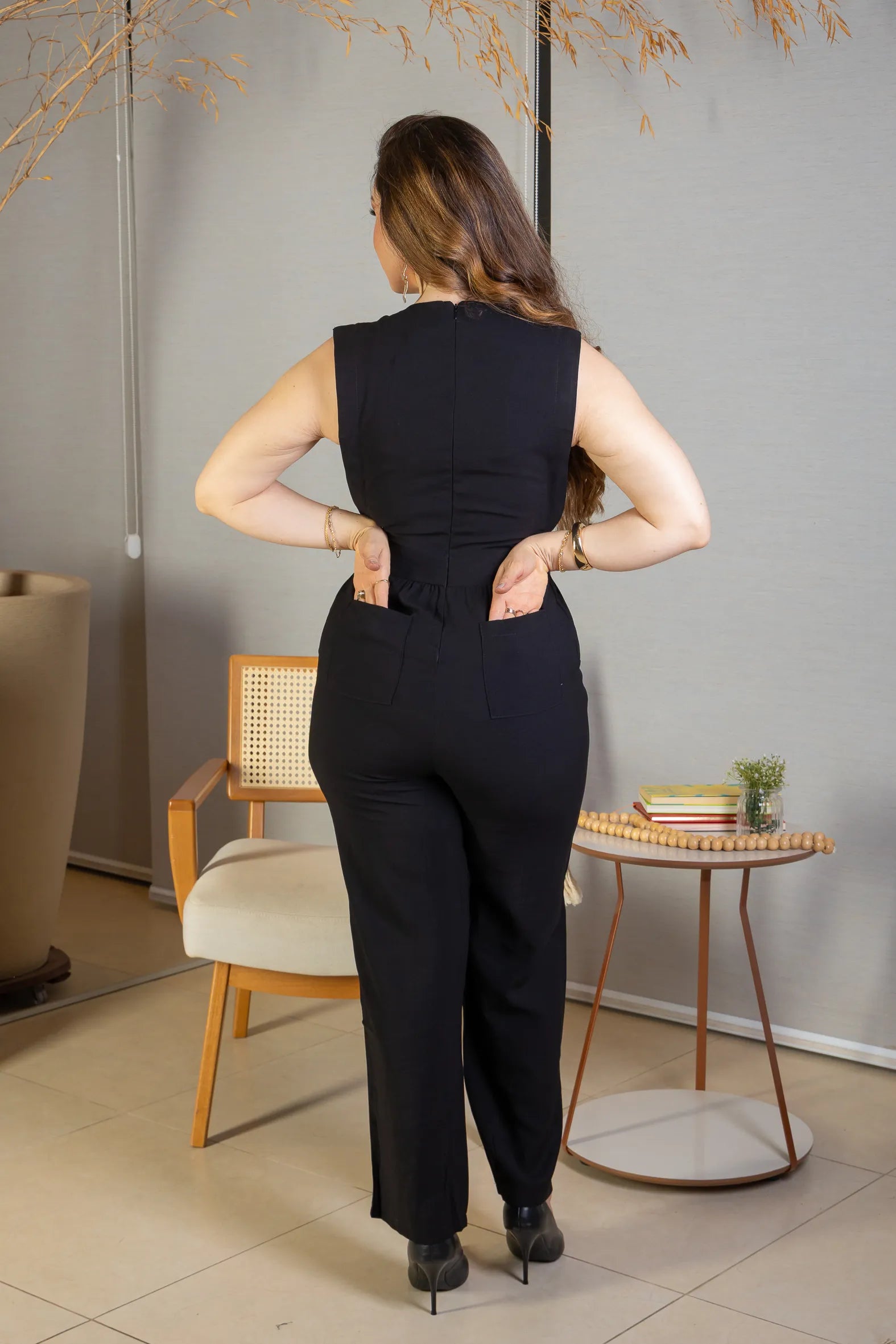 Macacão Alfaiataria Detalhe Bolso Juliana Paes Preto