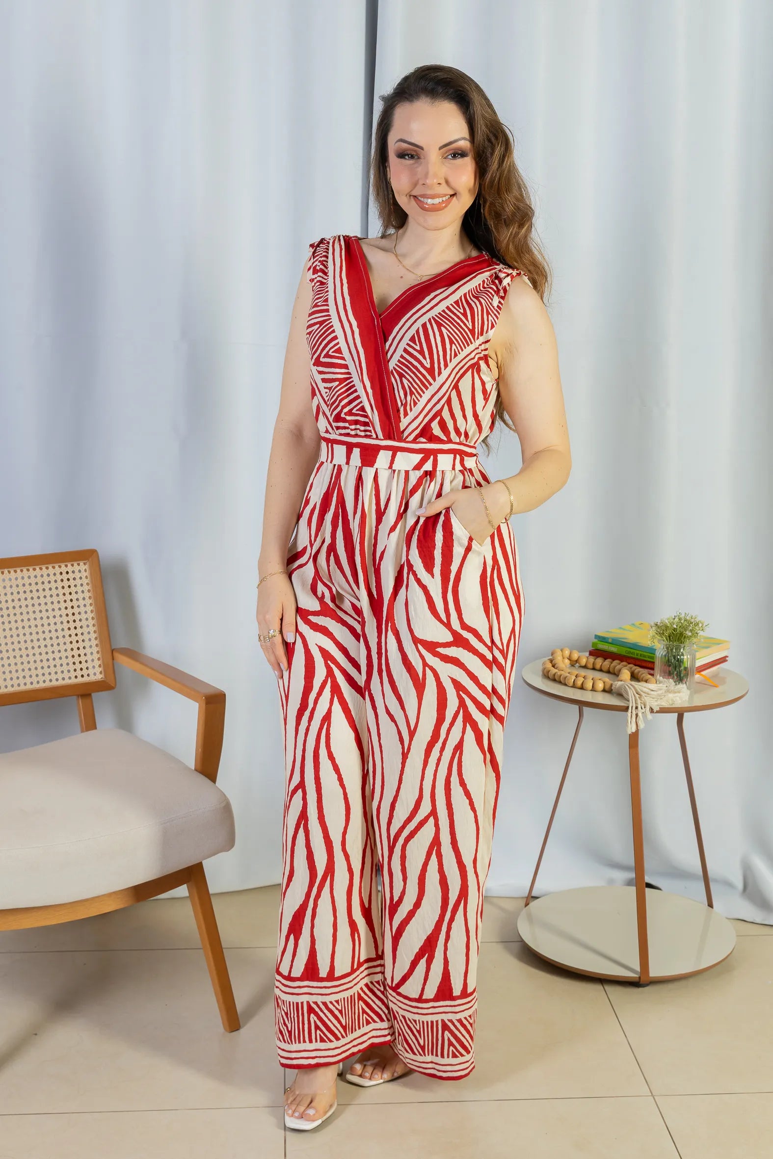 Macacão Regata Decote "V" Visco Rústico Emily Estampado Vermelho