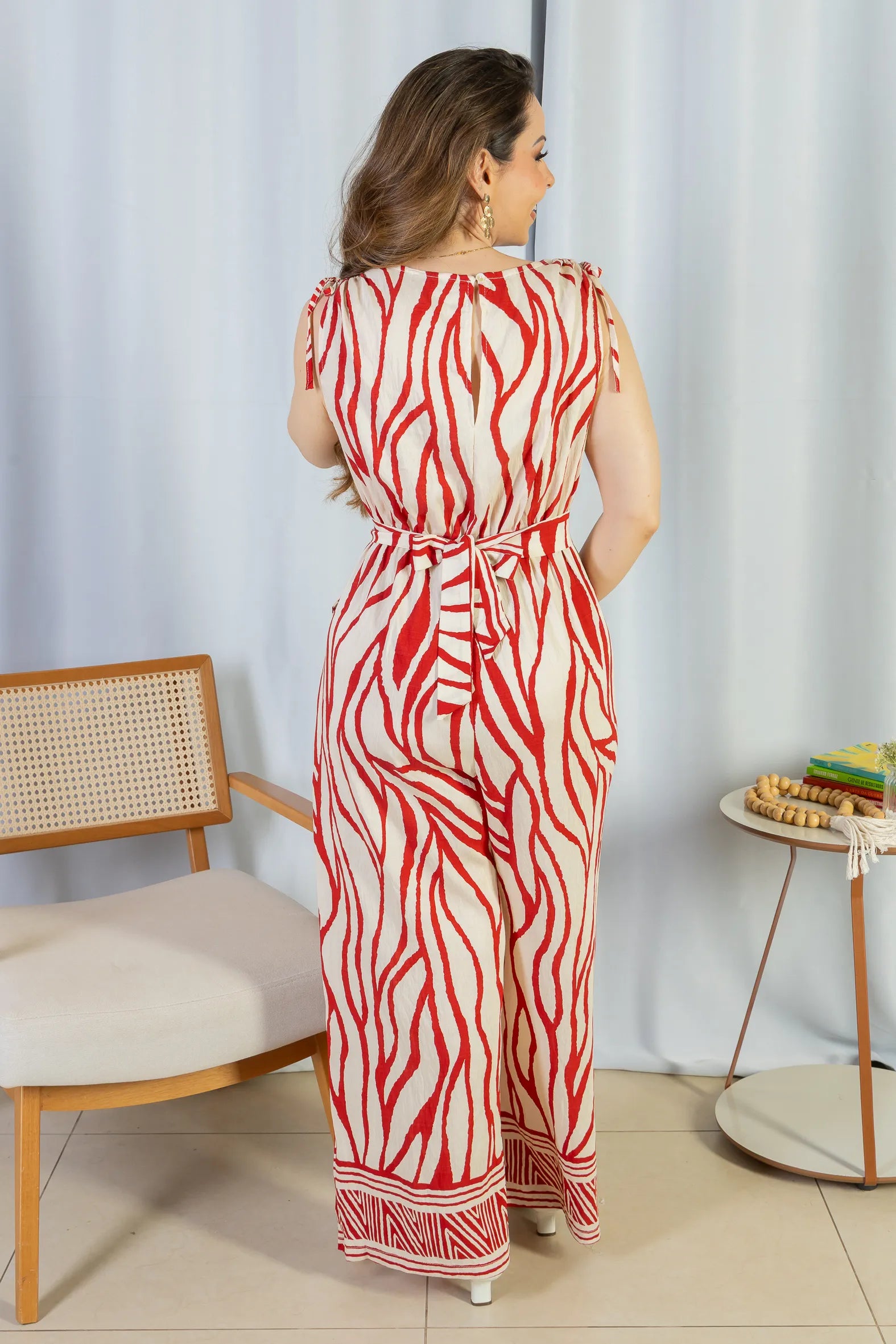 Macacão Regata Decote "V" Visco Rústico Emily Estampado Vermelho