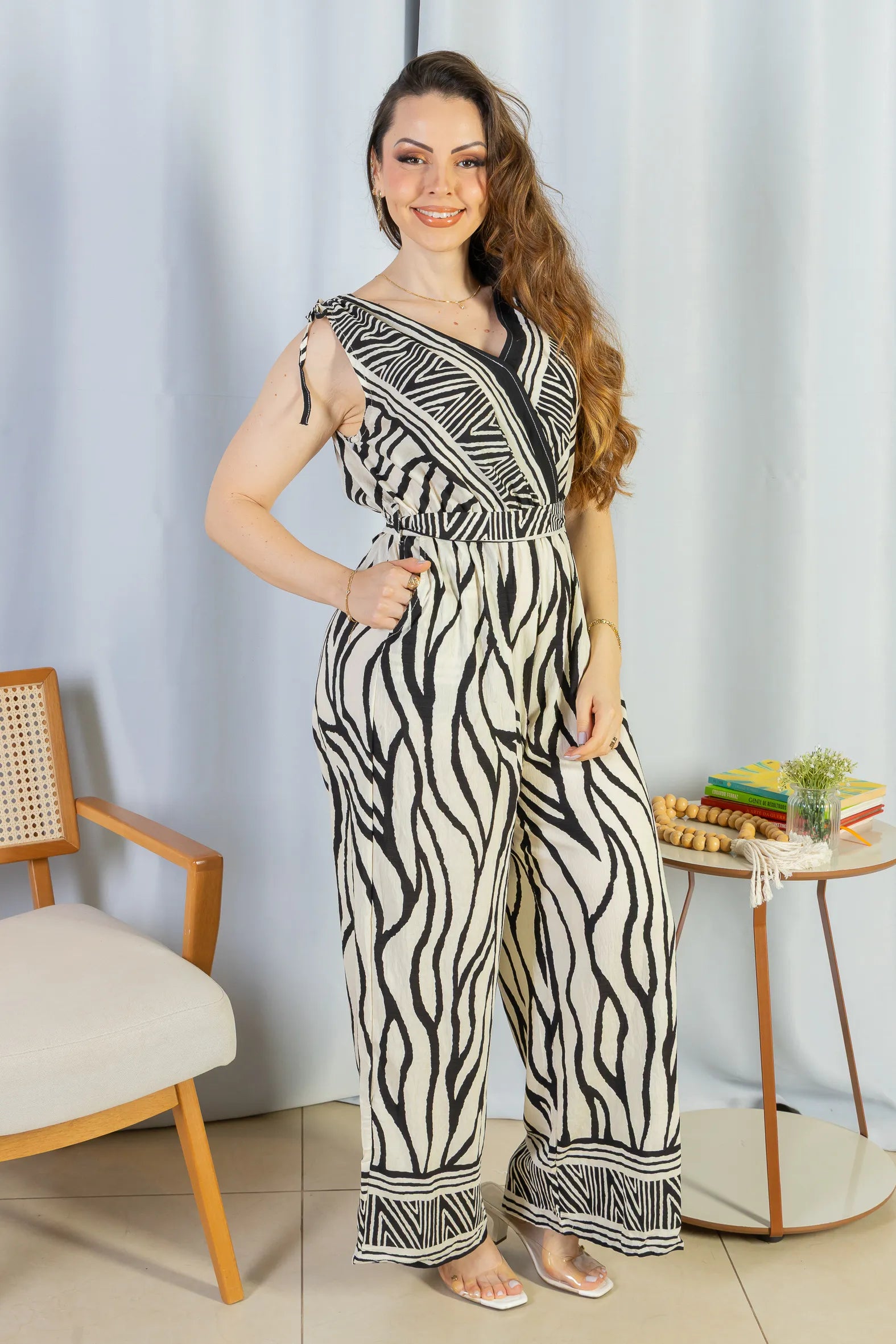 Macacão Regata Decote "V" Visco Rústico Emily Estampado Preto