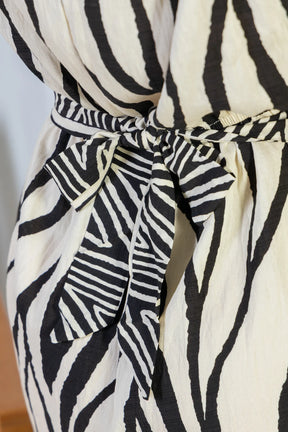 Macacão Regata Decote "V" Visco Rústico Emily Estampado Preto