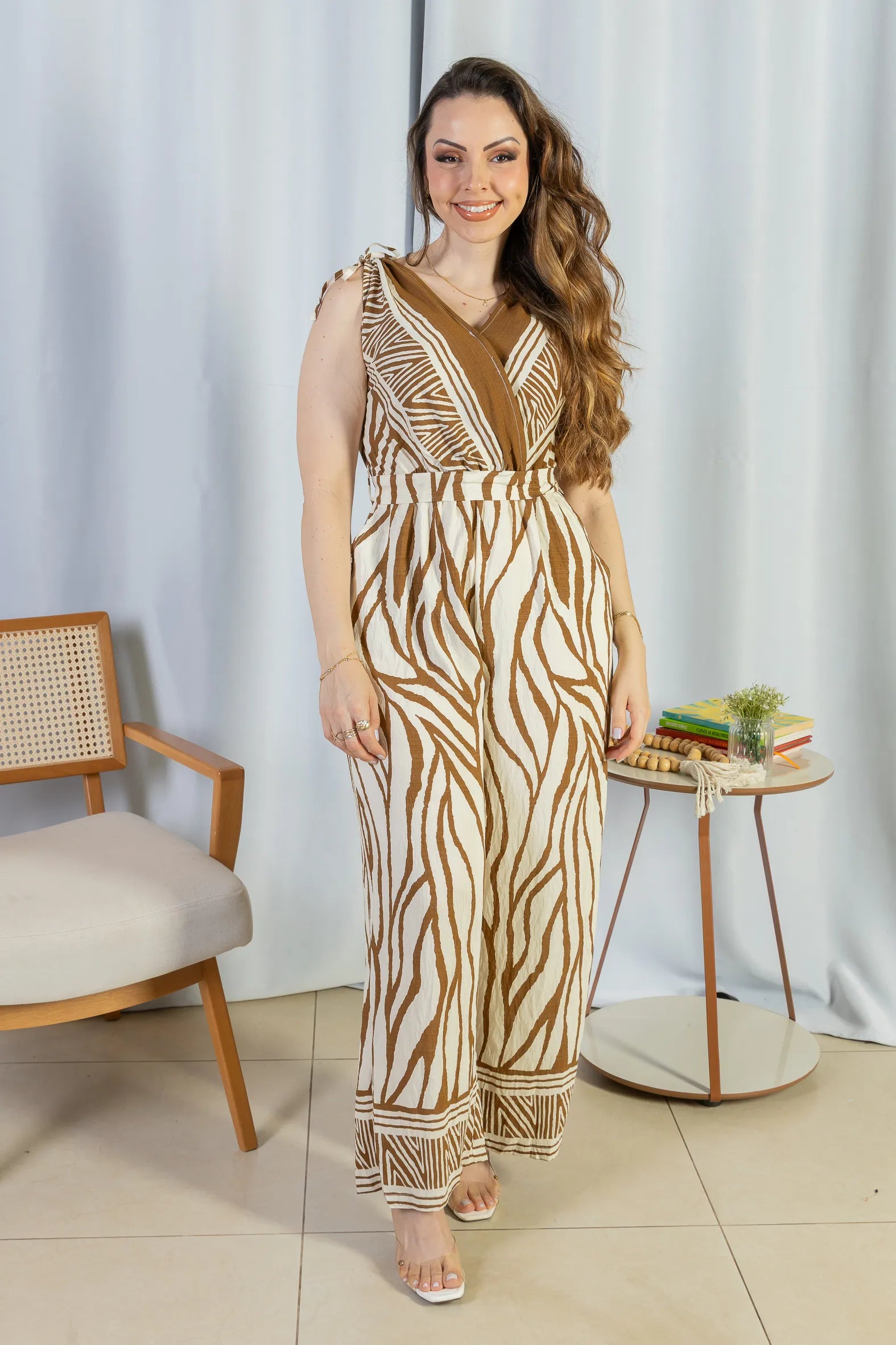 Macacão Regata Decote "V" Visco Rústico Emily Estampado Marrom