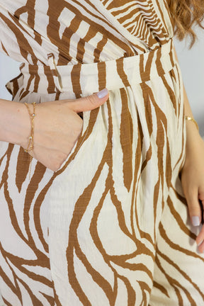 Macacão Regata Decote "V" Visco Rústico Emily Estampado Marrom