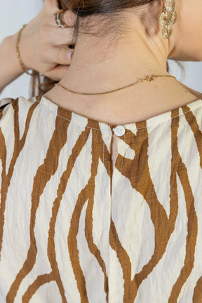 Macacão Regata Decote "V" Visco Rústico Emily Estampado Marrom