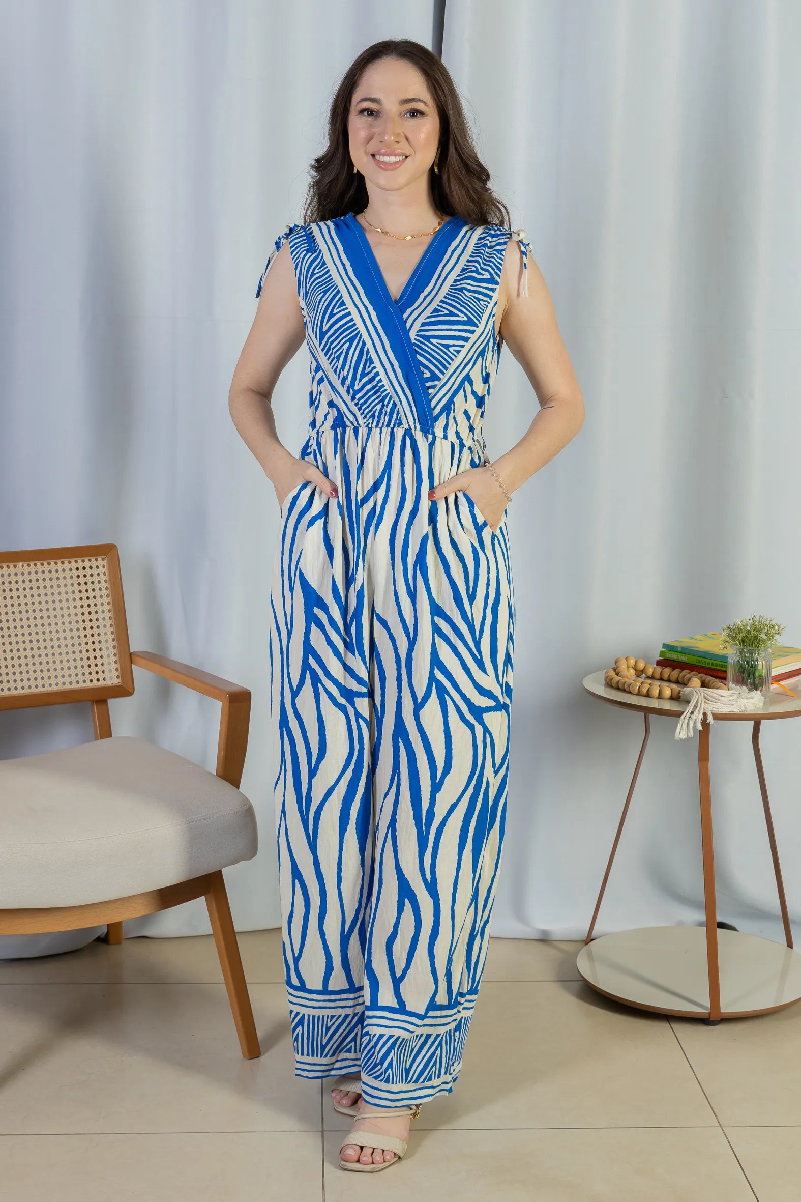 Macacão Regata Decote "V" Visco Rústico Emily Estampado Azul