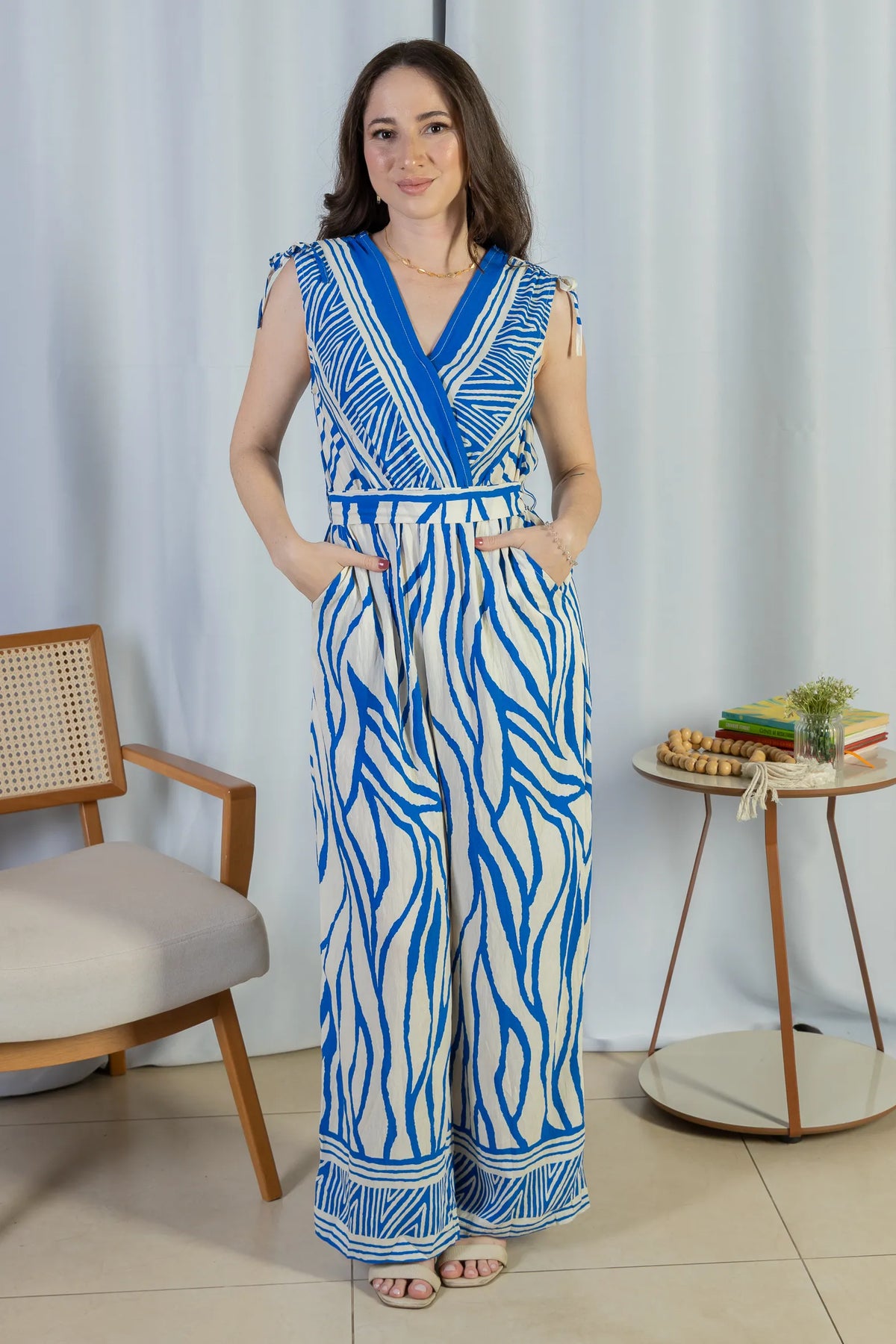 Macacão Regata Decote "V" Visco Rústico Emily Estampado Azul