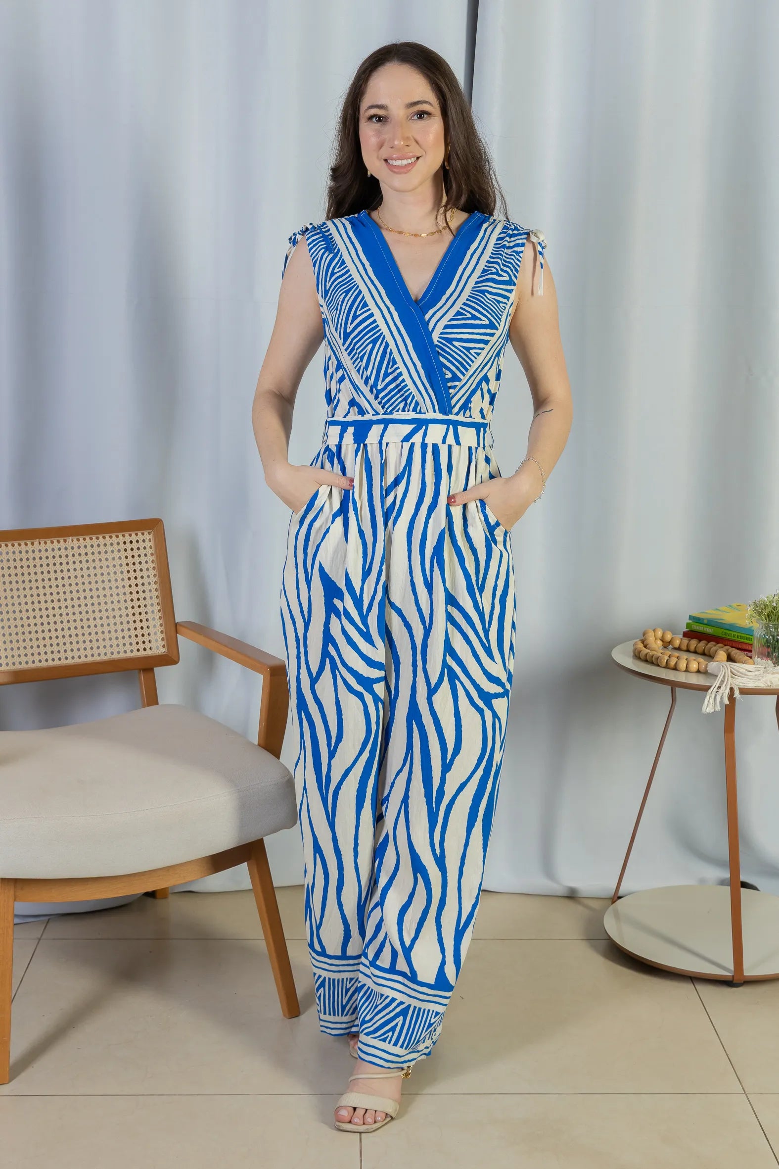 Macacão Regata Decote "V" Visco Rústico Emily Estampado Azul