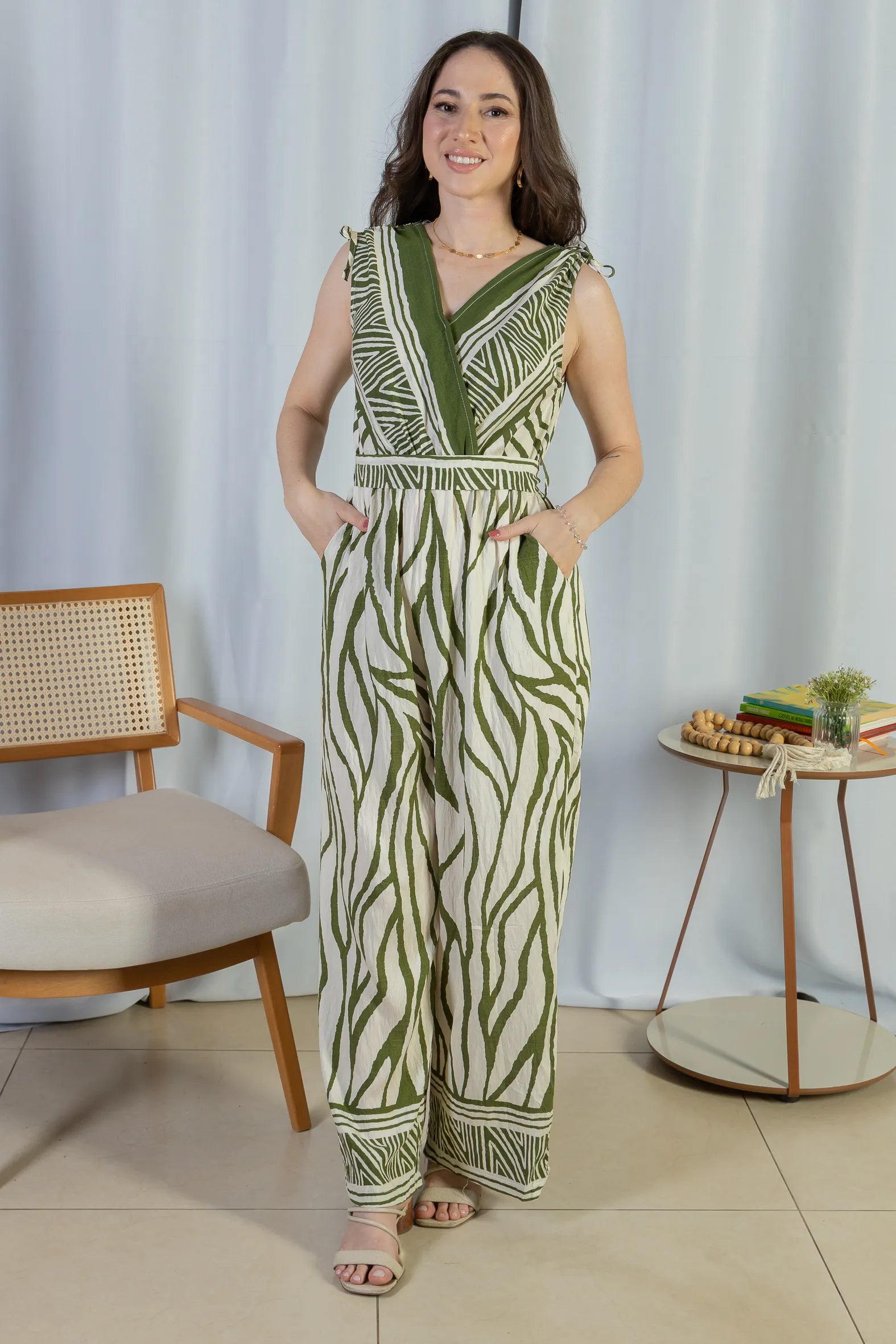 Macacão Regata Decote "V" Visco Rústico Emily Estampado Verde