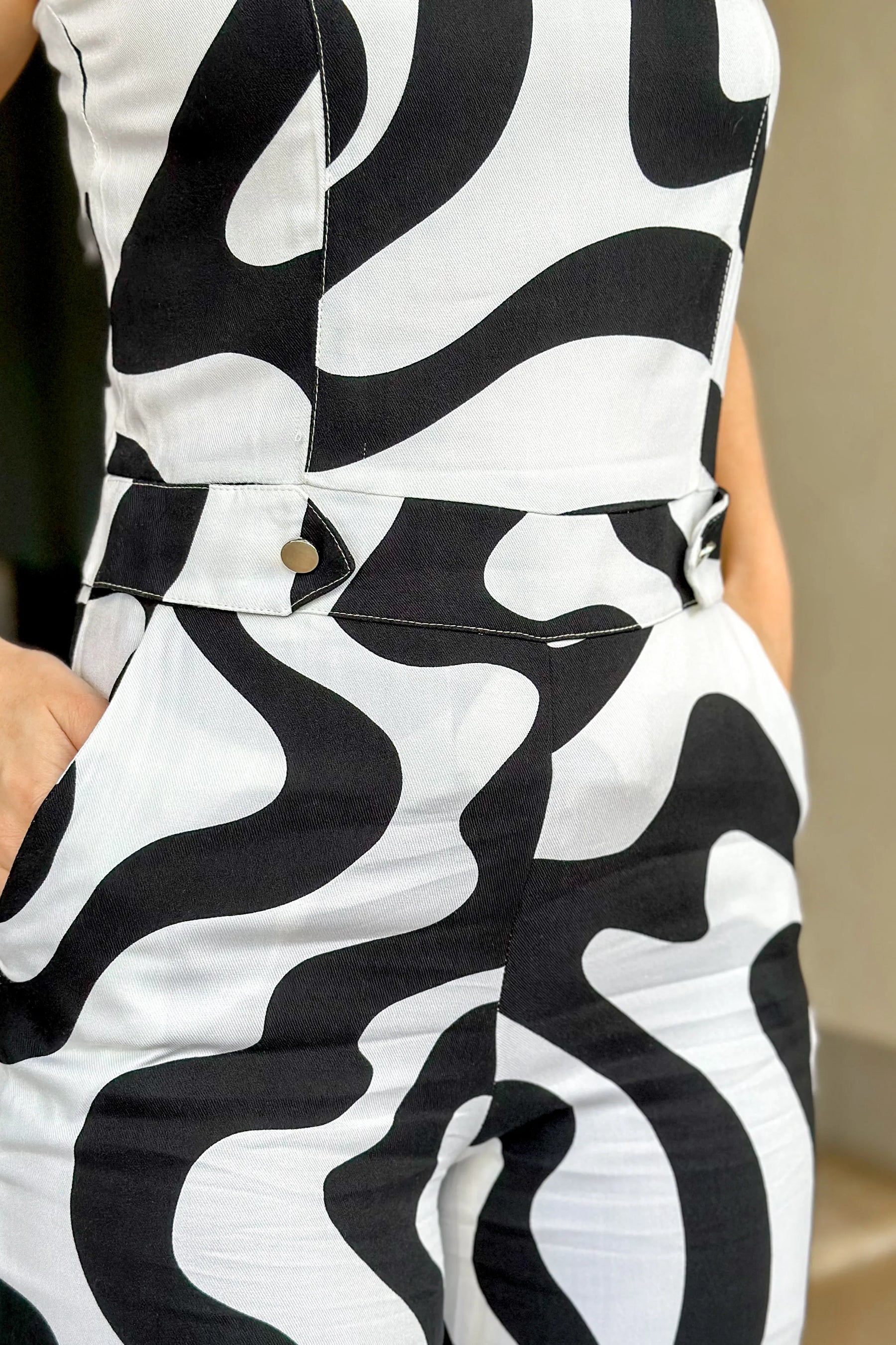 Macacão Em Visco Sarja Detalhe Botão Fake Heloíse Estampado Preto