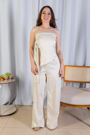 Macacão Assimétrico Alfaiataria Lux Detalhe Fivela Taís Araújo Creme