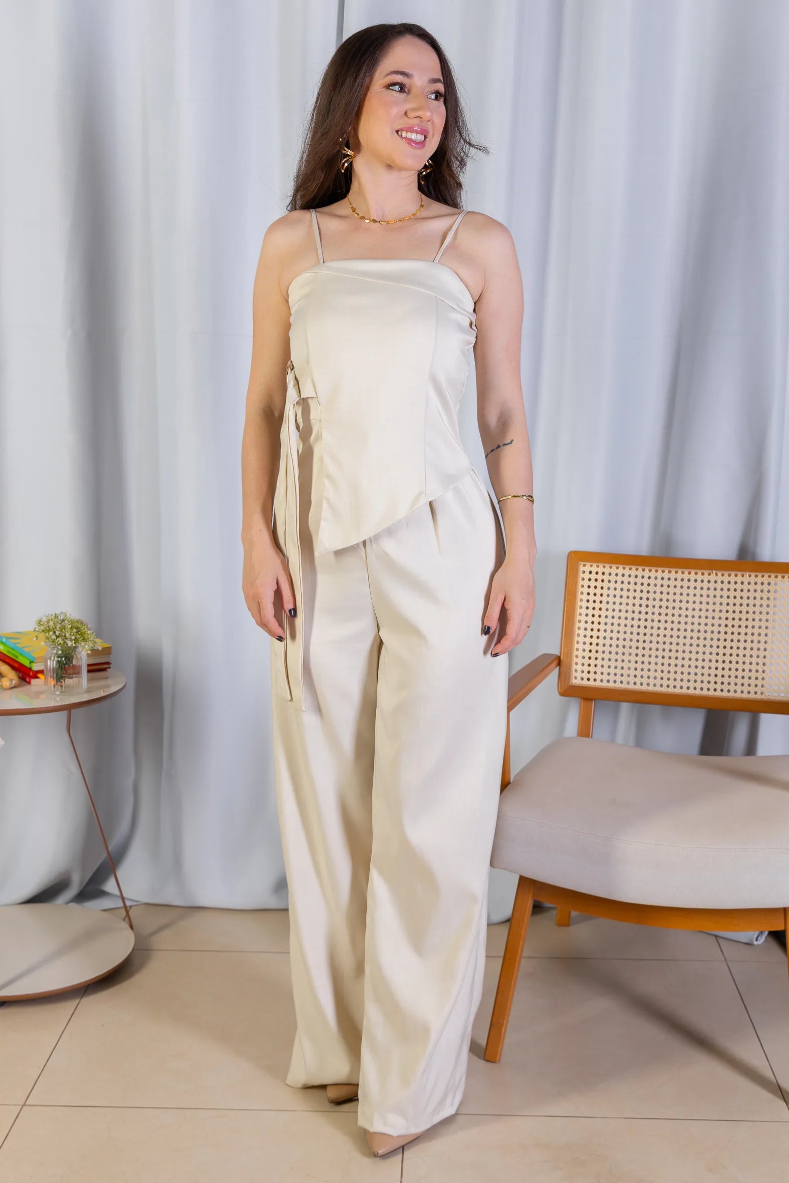 Macacão Assimétrico Alfaiataria Lux Detalhe Fivela Taís Araújo Creme