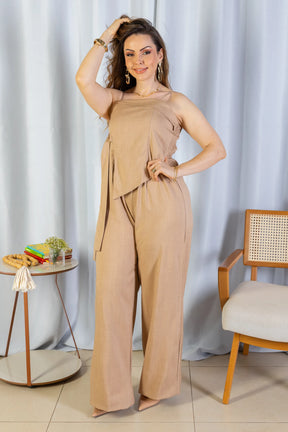 Macacão Assimétrico Alfaiataria Lux Detalhe Fivela Taís Araújo Bege