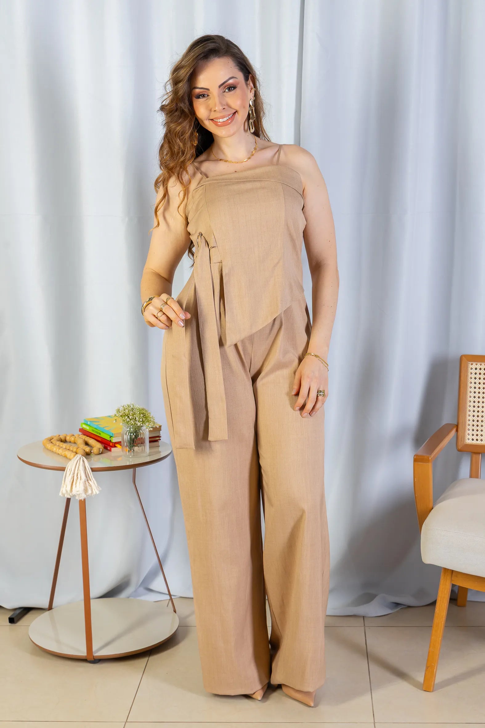 Macacão Assimétrico Alfaiataria Lux Detalhe Fivela Taís Araújo Bege