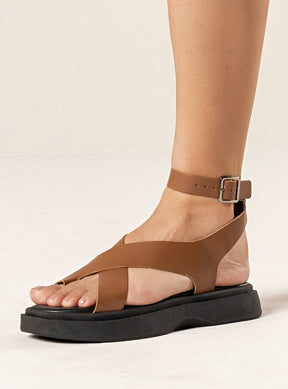 Flatform em Couro Tiras Cruzadas Bia Caramelo