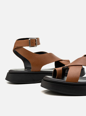 Flatform em Couro Tiras Cruzadas Bia Caramelo