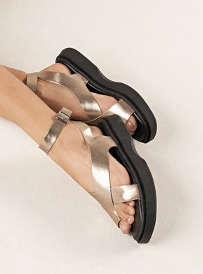 Flatform em Couro Tiras Cruzadas Bia Prata Velho