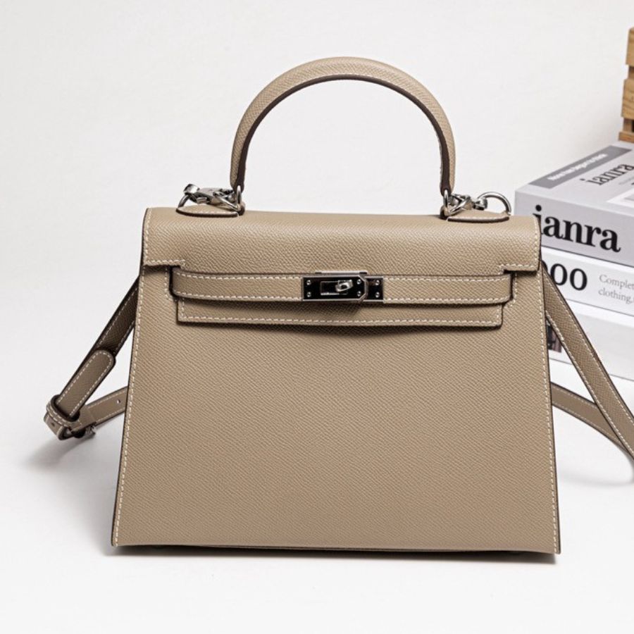 Bolsa Classic Média Couro Legítimo Madri Ferragem Prata