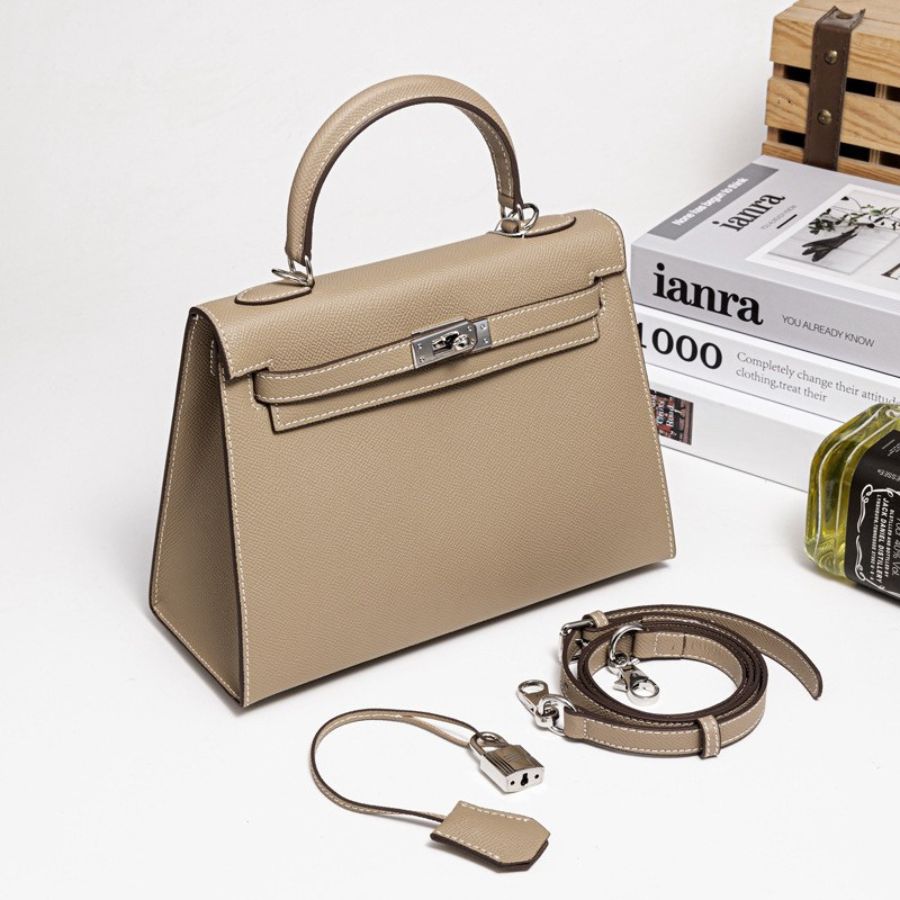 Bolsa Classic Média Couro Legítimo Madri Ferragem Prata