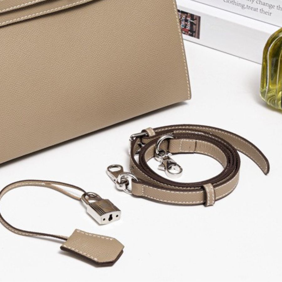 Bolsa Classic Média Couro Legítimo Madri Ferragem Prata