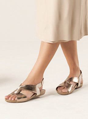 Sandália Comfort em Couro Amarração Alice Prata Velho e Off White