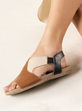 Sandália Comfort em Couro Tri Alice Caramelo Off White e Preto