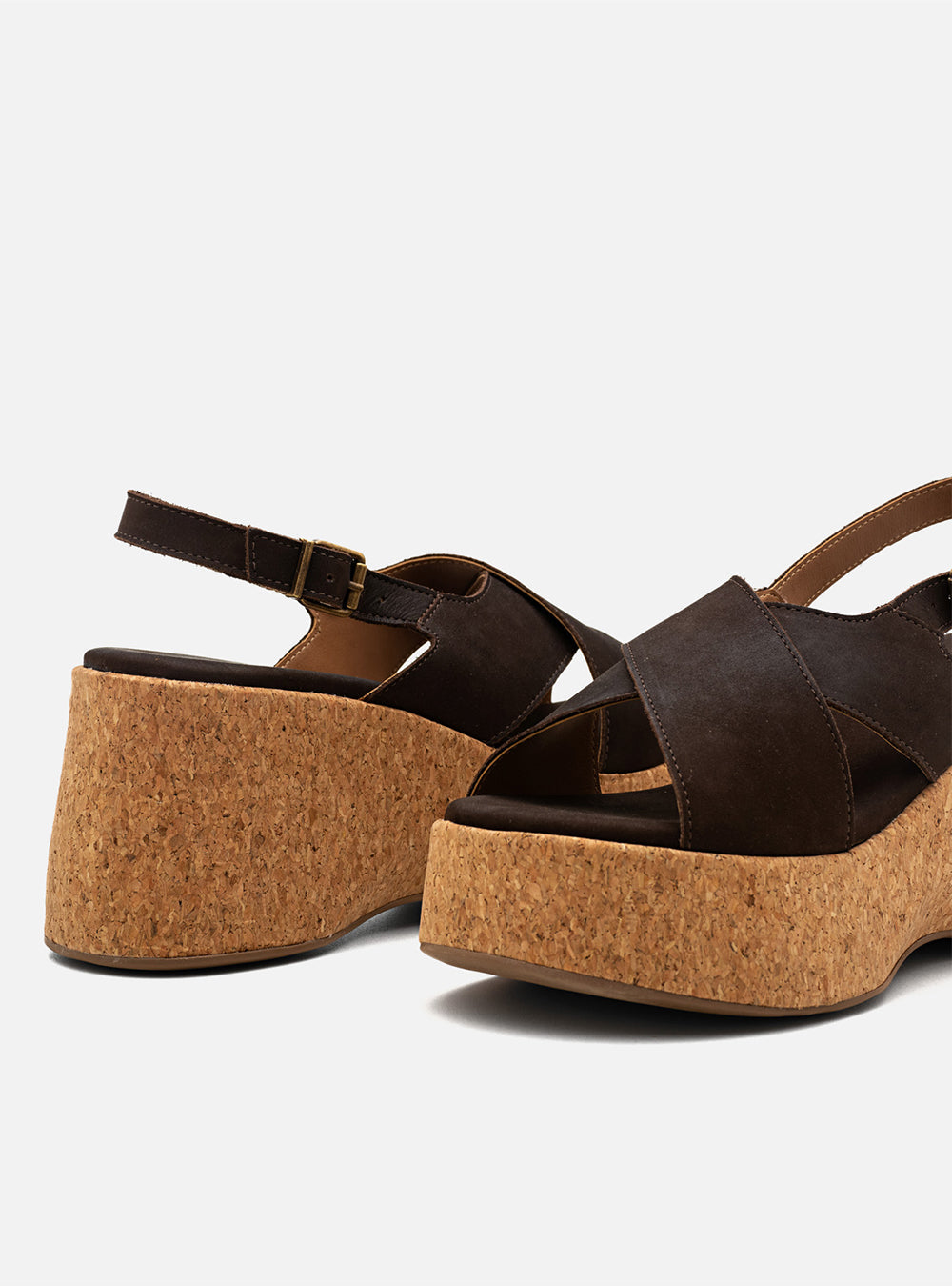Sandália em Couro Acamurçada Café Plataforma Cortiça Tiras Largas