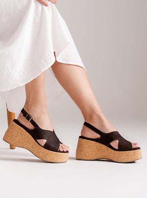 Sandália em Couro Acamurçada Café Plataforma Cortiça Tiras Largas