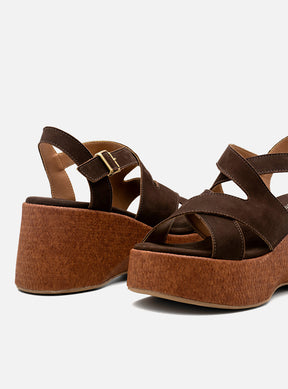 Sandália em Couro Acamurçada Café Plataforma Madeira Tiras Transpassadas