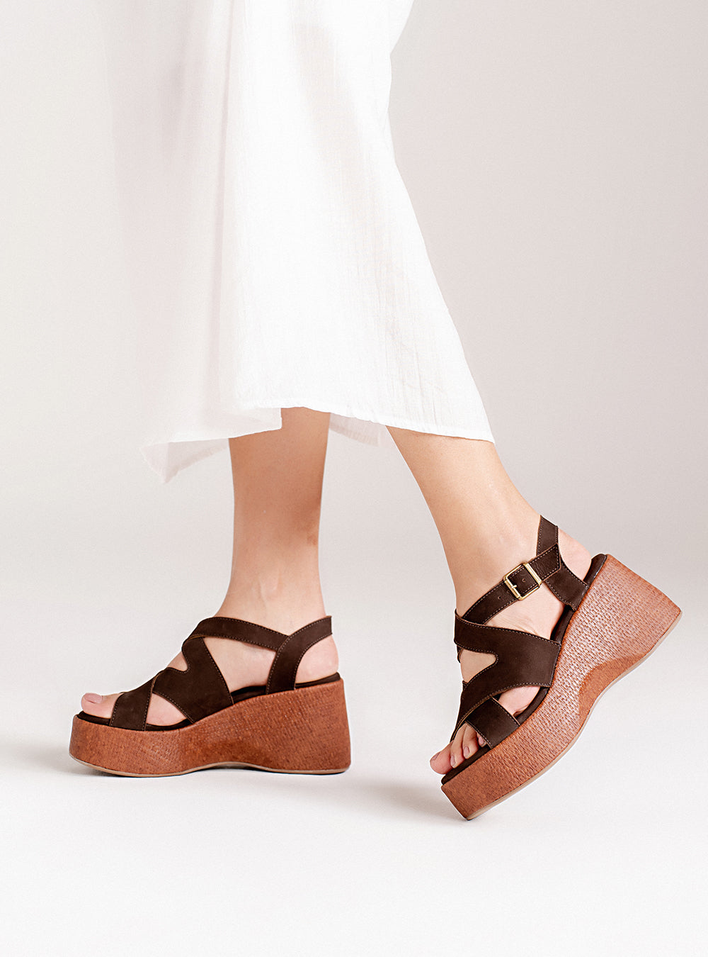 Sandália em Couro Acamurçada Café Plataforma Madeira Tiras Transpassadas