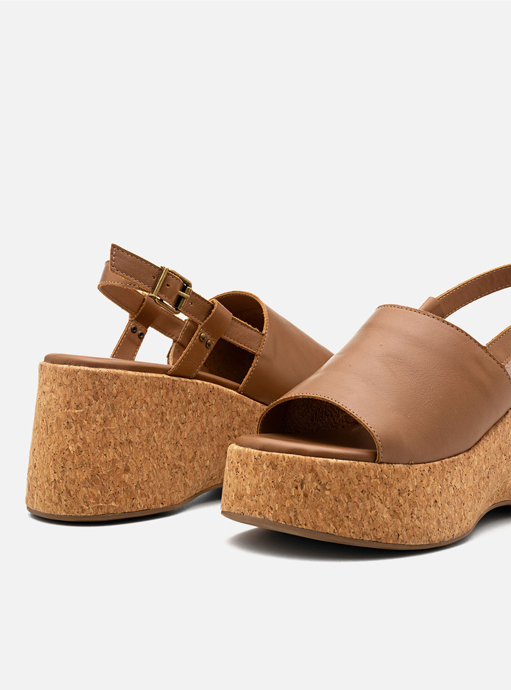 Sandália em Couro Amêndoa Plataforma Cortiça Tira Lisa