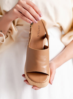 Sandália em Couro Amêndoa Plataforma Cortiça Tira Lisa