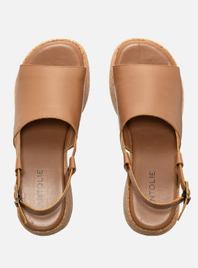Sandália em Couro Amêndoa Plataforma Cortiça Tira Lisa